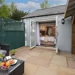 Ferienhaus Scenery Hill Hideaways The Coach House Charming Retreat With Jacuzzi And Bbq Hut Near The District Workington