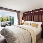 Ferienhaus Scenery Hill Hideaways The Coach House Charming Retreat With Jacuzzi And Bbq Hut Near The District *