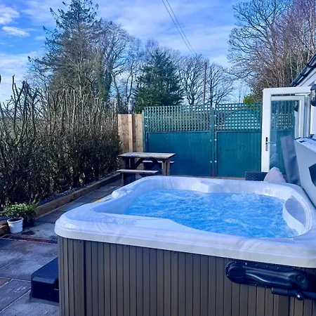 Scenery Hill Hideaways The Coach House Charming Retreat With Jacuzzi And Bbq Hut Near The District *