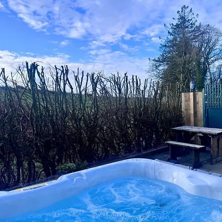 Scenery Hill Hideaways The Coach House Charming Retreat With Jacuzzi And Bbq Hut Near The District *