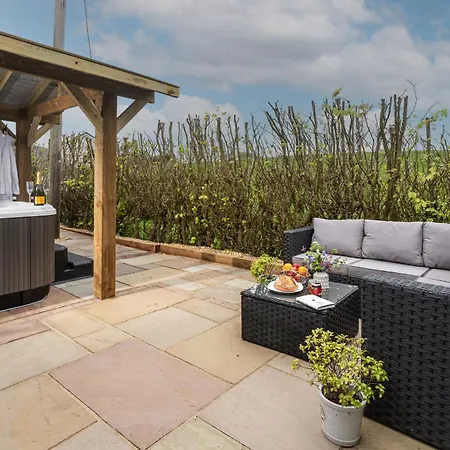 Scenery Hill Hideaways The Coach House Charming Retreat With Jacuzzi And Bbq Hut Near The District Holiday home