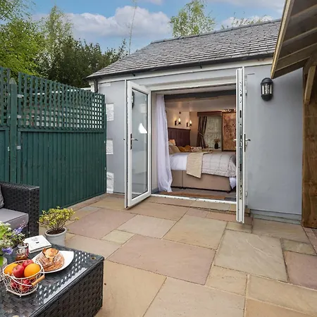 Nyaraló Scenery Hill Hideaways The Coach House Charming Retreat With Jacuzzi And Bbq Hut Near The District Workington