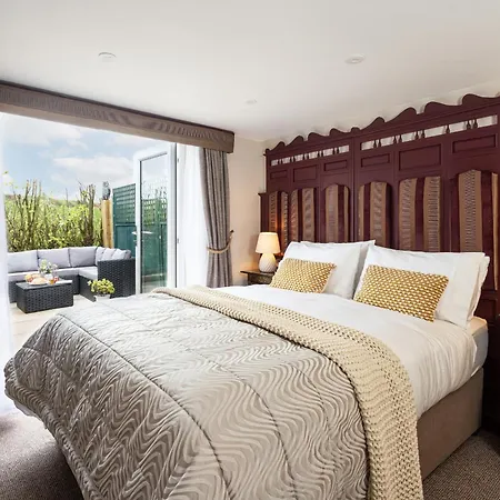Holiday home Scenery Hill Hideaways The Coach House Charming Retreat With Jacuzzi And Bbq Hut Near The District *