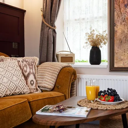 Nyaraló Scenery Hill Hideaways The Coach House Charming Retreat With Jacuzzi And Bbq Hut Near The District Workington