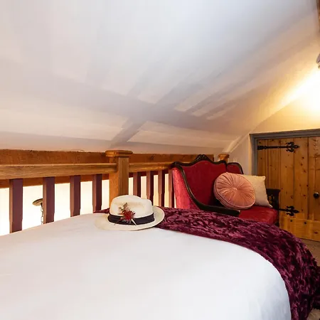 Holiday home Scenery Hill Hideaways The Coach House Charming Retreat With Jacuzzi And Bbq Hut Near The District