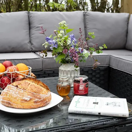 Holiday home Scenery Hill Hideaways The Coach House Charming Retreat With Jacuzzi And Bbq Hut Near The District *