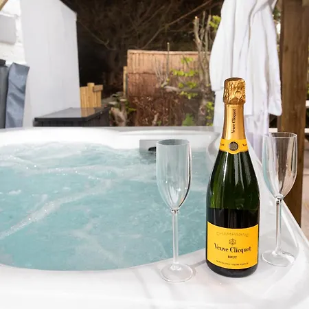 Scenery Hill Hideaways The Coach House Charming Retreat With Jacuzzi And Bbq Hut Near The District