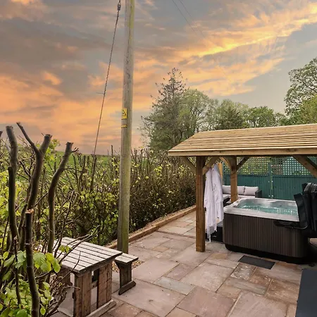 Scenery Hill Hideaways The Coach House Charming Retreat With Jacuzzi And Bbq Hut Near The District بيت للعطل *