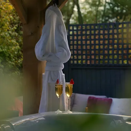 Semesterbostad Scenery Hill Hideaways The Coach House Charming Retreat With Jacuzzi And Bbq Hut Near The District *
