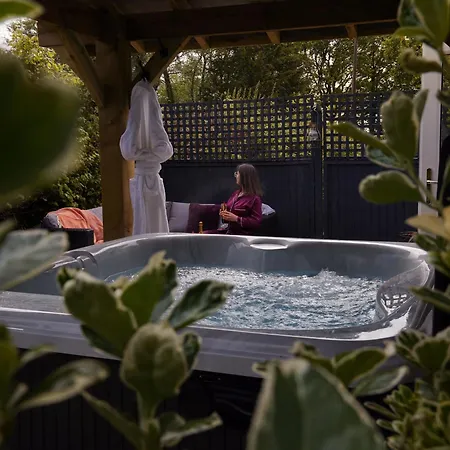 Scenery Hill Hideaways The Coach House Charming Retreat With Jacuzzi And Bbq Hut Near The District Nyaraló Workington