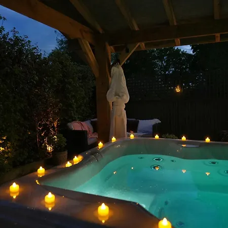 Nyaraló Scenery Hill Hideaways The Coach House Charming Retreat With Jacuzzi And Bbq Hut Near The District Workington