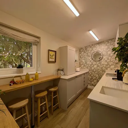 Nyaraló Scenery Hill Hideaways The Coach House Charming Retreat With Jacuzzi And Bbq Hut Near The District