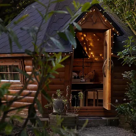 Scenery Hill Hideaways The Coach House Charming Retreat With Jacuzzi And Bbq Hut Near The District *