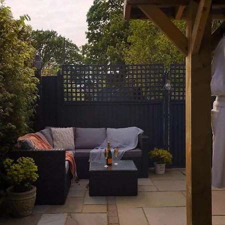 Scenery Hill Hideaways The Coach House Charming Retreat With Jacuzzi And Bbq Hut Near The District *