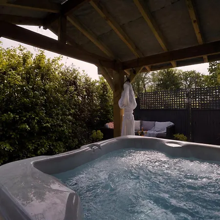 Scenery Hill Hideaways The Coach House Charming Retreat With Jacuzzi And Bbq Hut Near The District Nyaraló Workington
