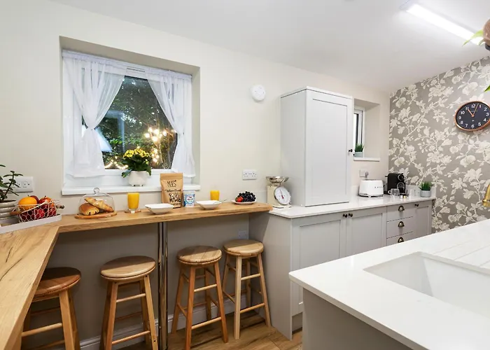 Holiday home Scenery Hill Hideaways The Coach House Charming Retreat With Jacuzzi And Bbq Hut Near The District *