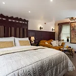 Scenery Hill Hideaways The Coach House Charming Retreat With Jacuzzi And Bbq Hut Near The District ワーキントン