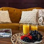 別荘 Scenery Hill Hideaways The Coach House Charming Retreat With Jacuzzi And Bbq Hut Near The District ワーキントン