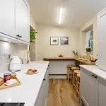 Scenery Hill Hideaways The Coach House Charming Retreat With Jacuzzi And Bbq Hut Near The District * ワーキントン